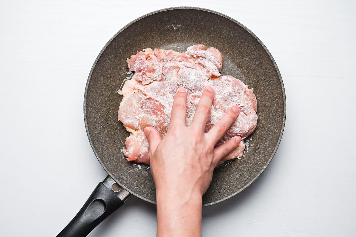 chicken thigh in a cold frying pan