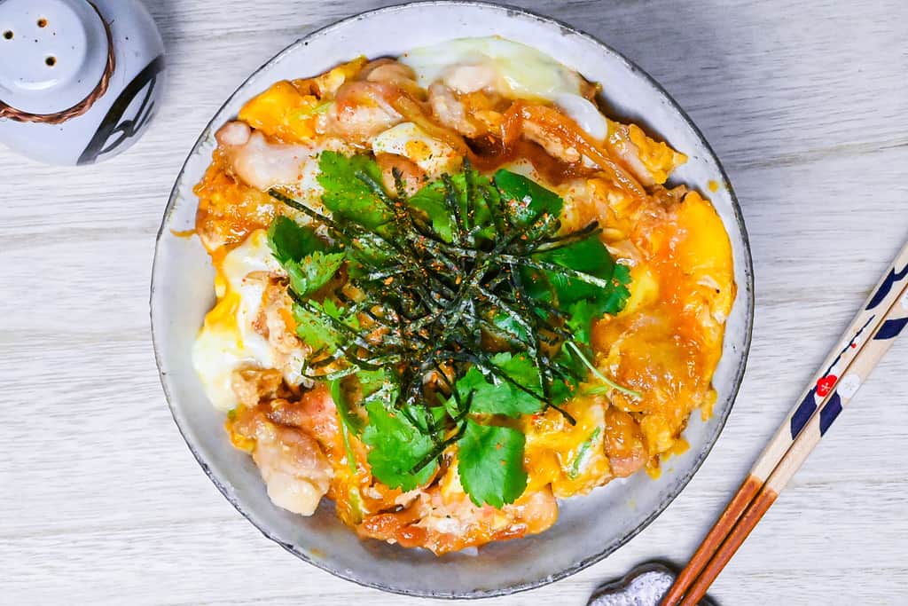 Japanese chicken and egg rice bowl "oyakodon"