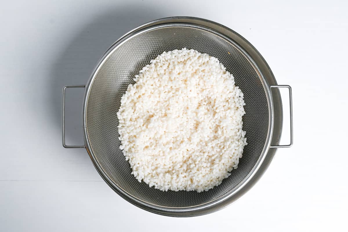 drying rice in a sieve