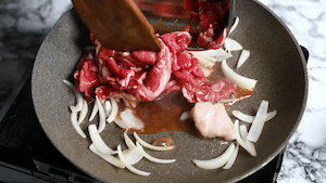 Niku Udon: adding beef to the pan