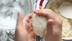 shaping onigiri