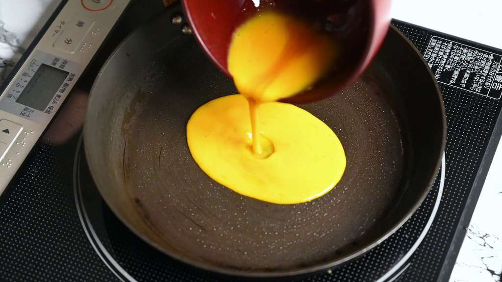 Pour the whisked egg into the pan