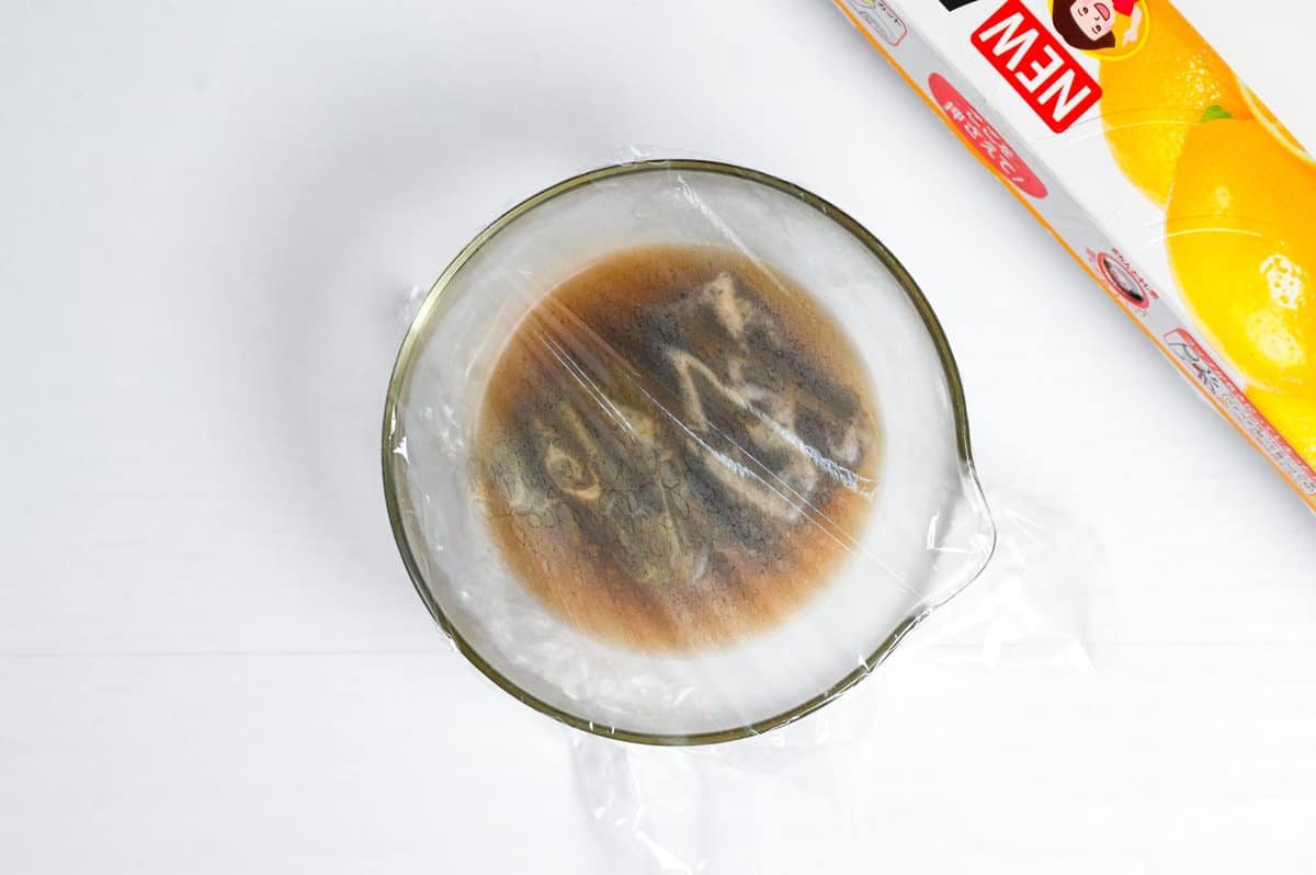 Hojicha mixture covered with plastic wrap
