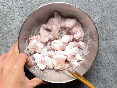 Coating pork pieces with flour