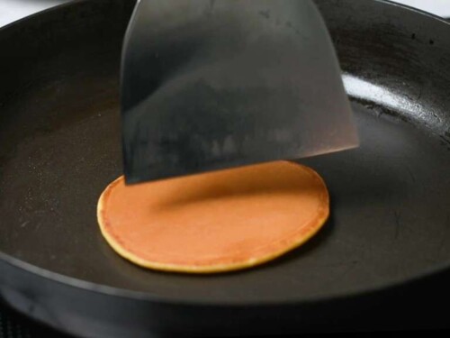 Making dorayaki: cooking the other side for 1 minute