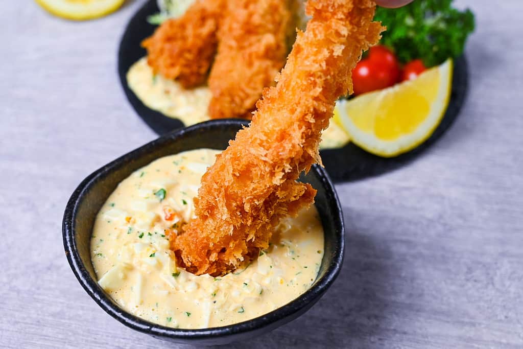 Dipping ebi fry in Japanese style tartar sauce