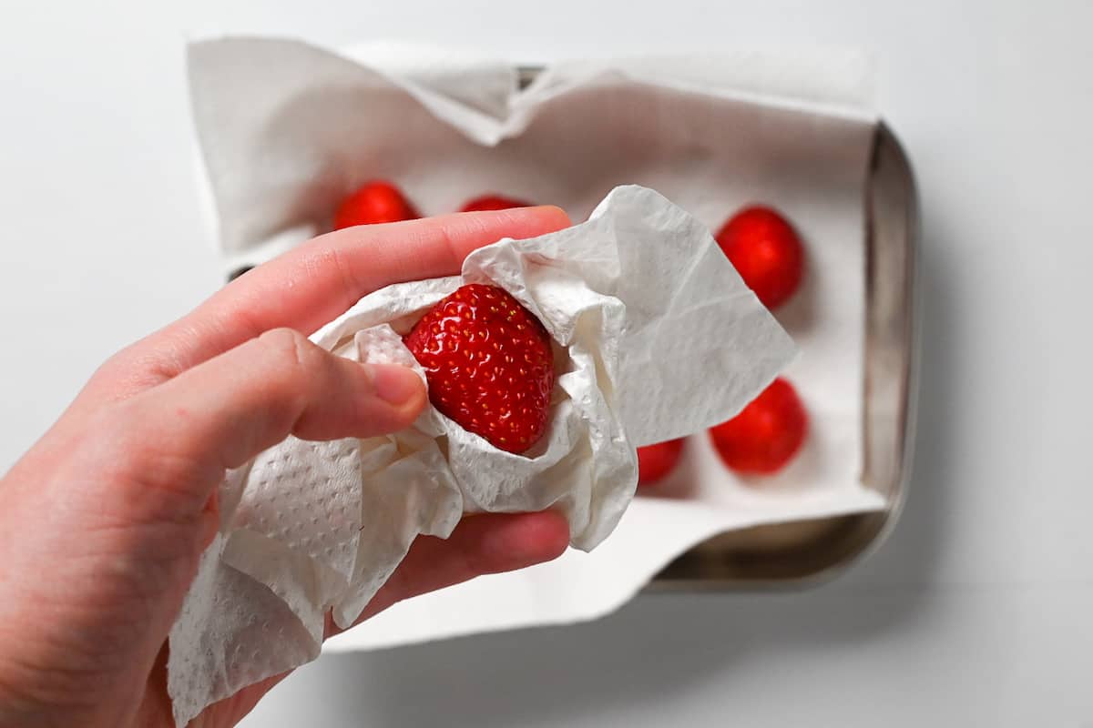 Drying strawberries with kitchen paper