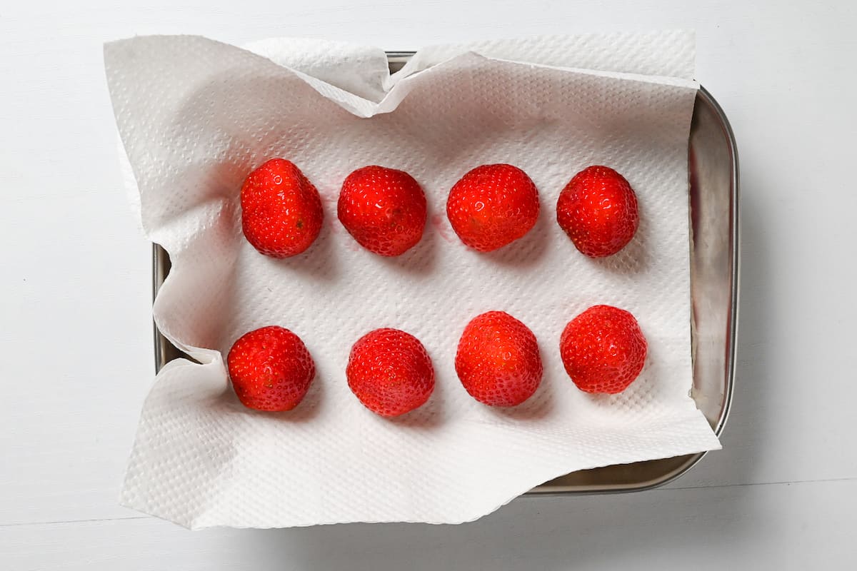 Drying strawberries with kitchen paper