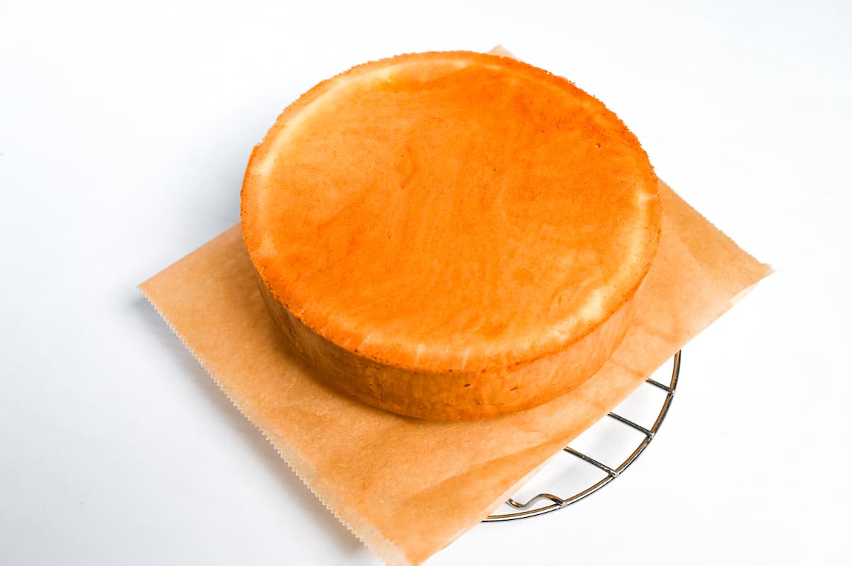 Cooling genoise sponge on a cooling rack