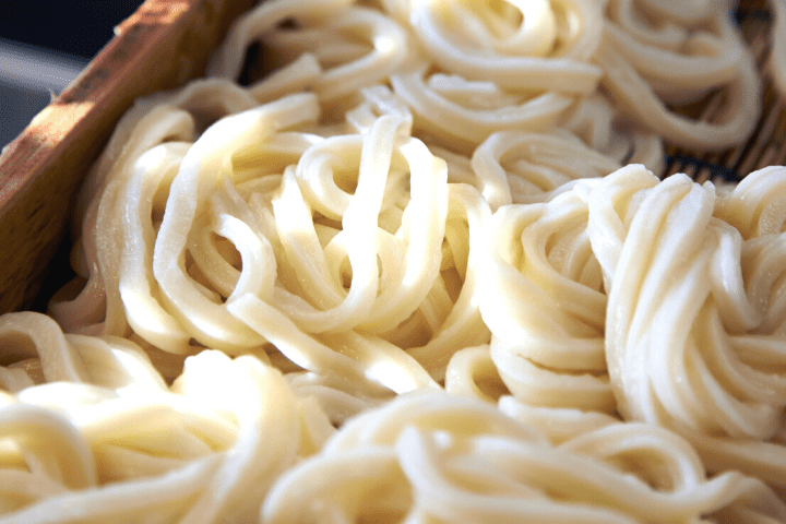 udon noodles on a tray