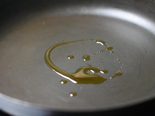 heat sesame oil in the pan