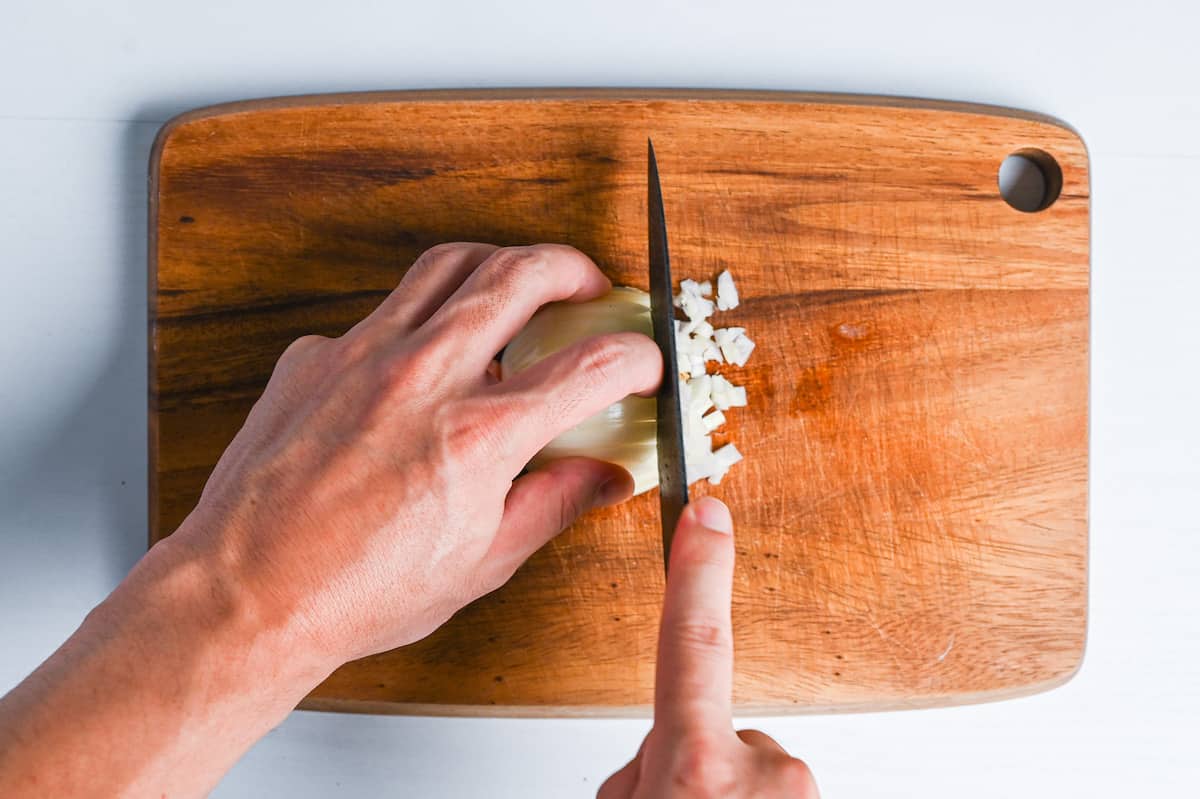 finely dicing onion (mijingiri)