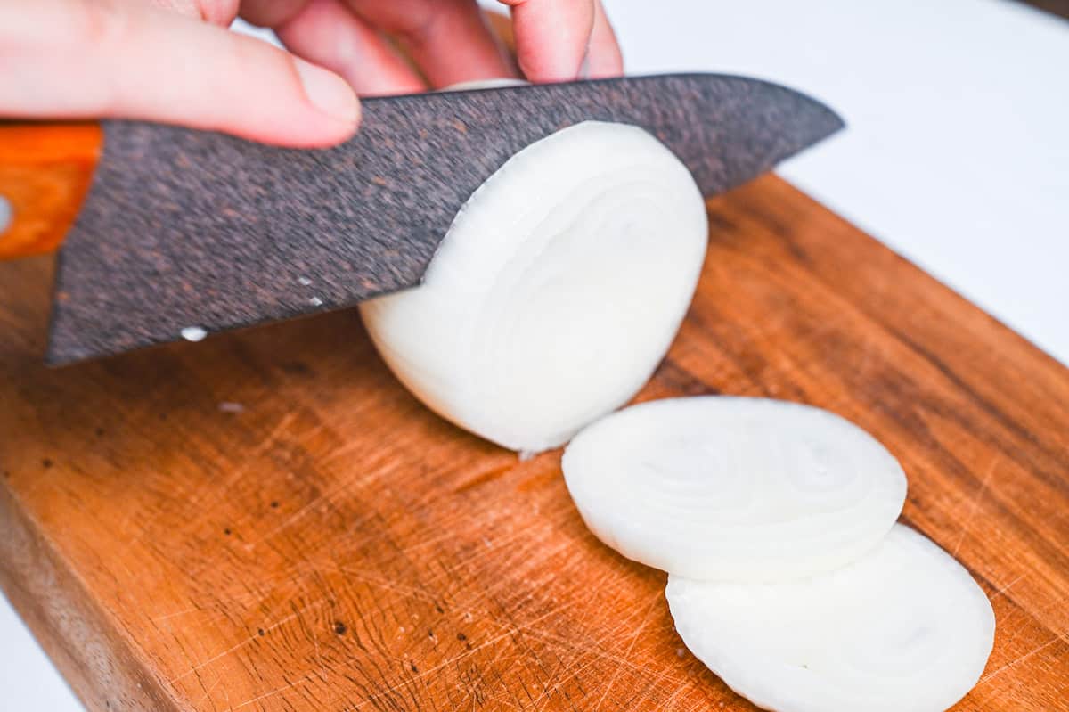 cutting onion into thick round slices (wagiri) close up