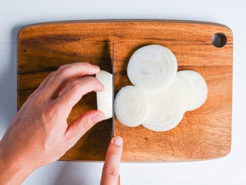 cutting onion into thick round slices (wagiri) top down