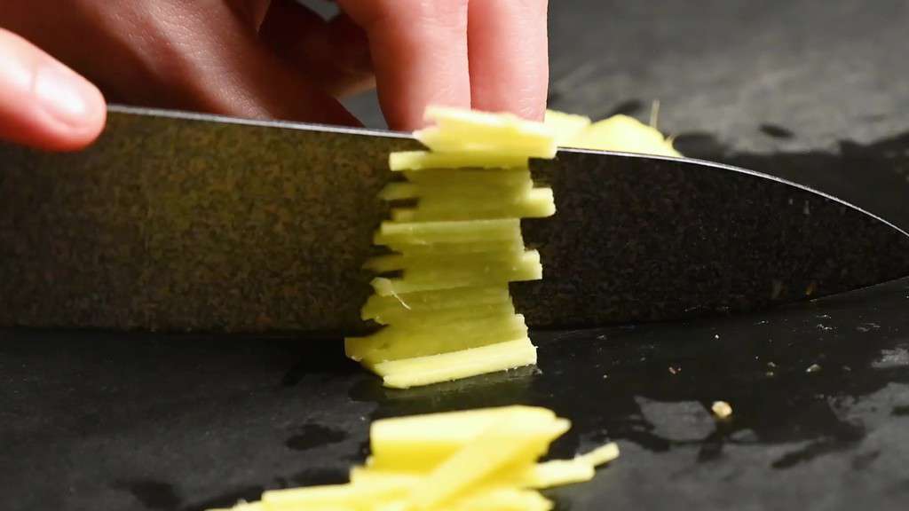 Cutting ginger into 2mm strips