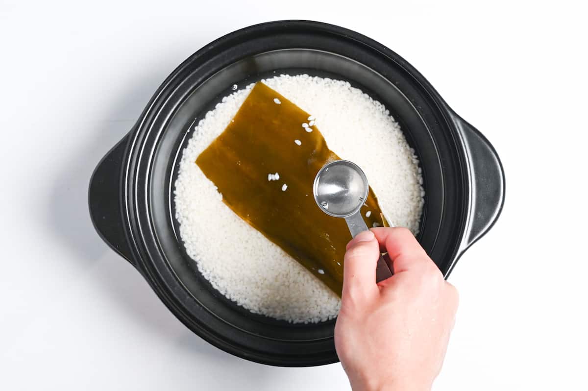 adding sake to rice