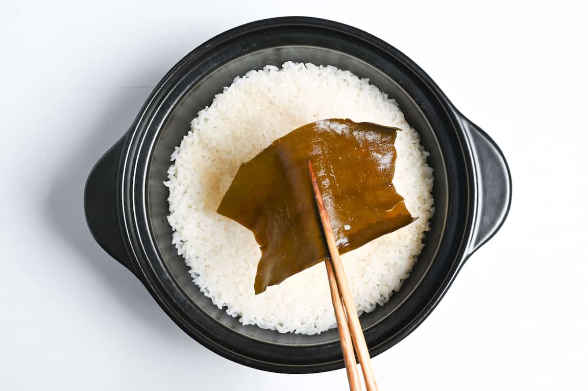 removing kombu from rice pot