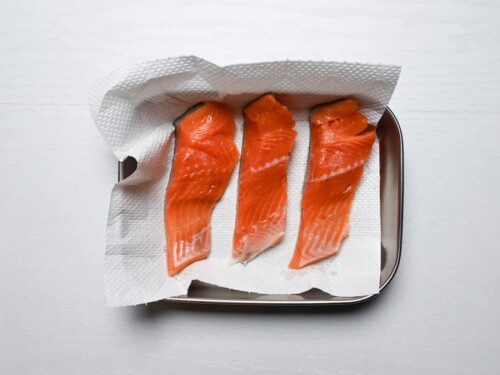3 salmon fillets on kitchen paper
