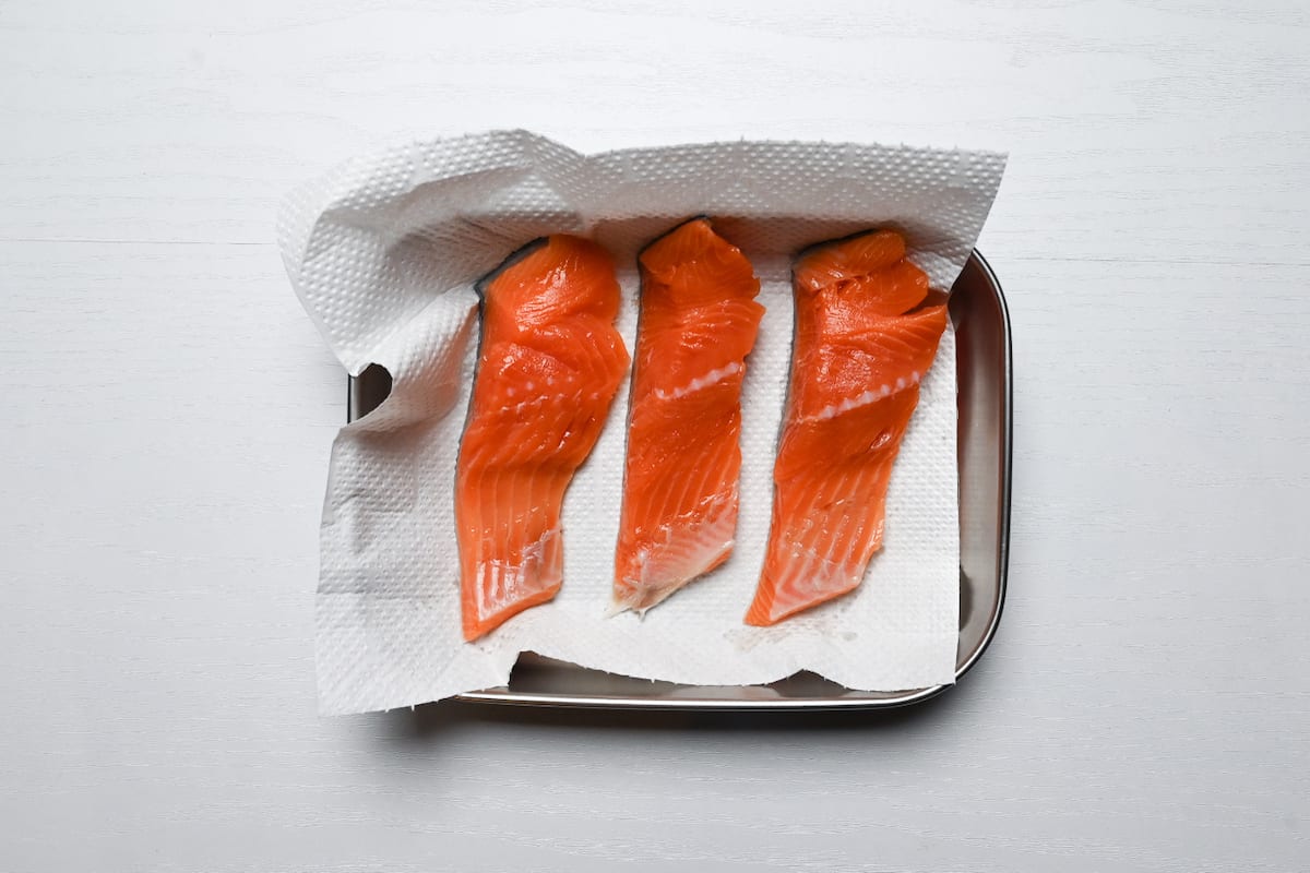 3 salmon fillets on kitchen paper