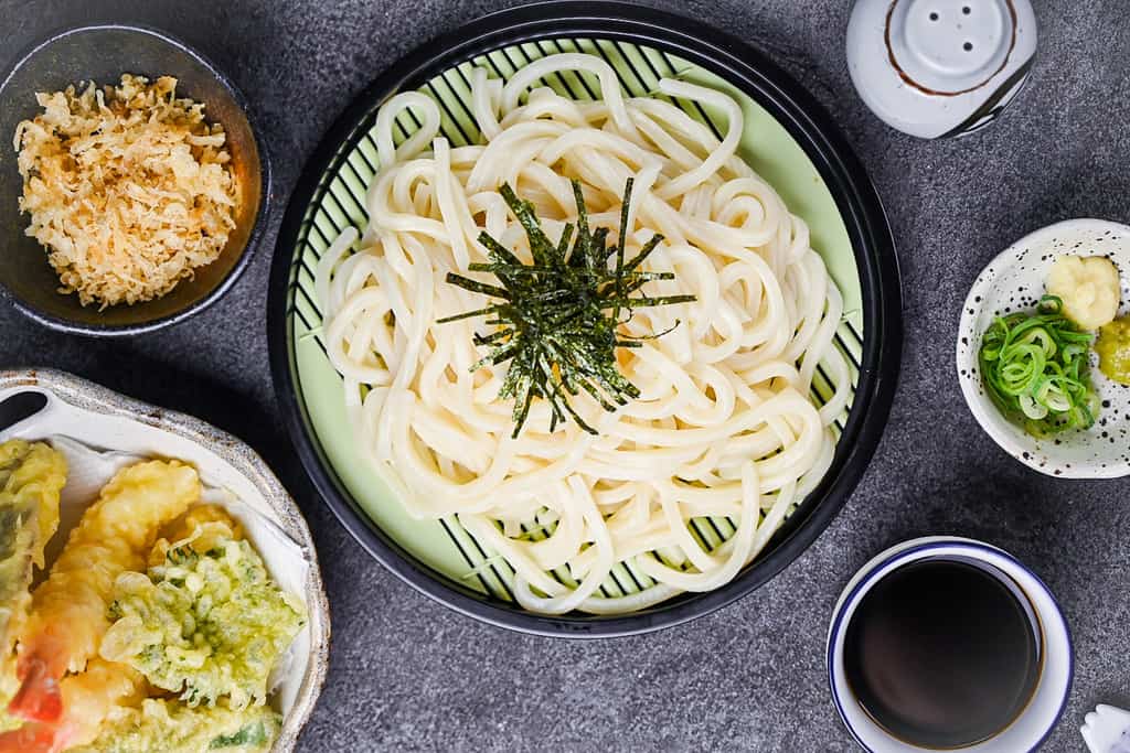 Zaru udon served with mentsuyu and tempura top down