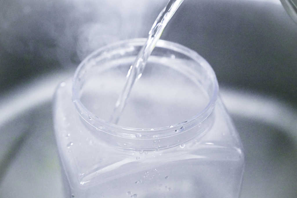 Sterilizing a jar with boiling water