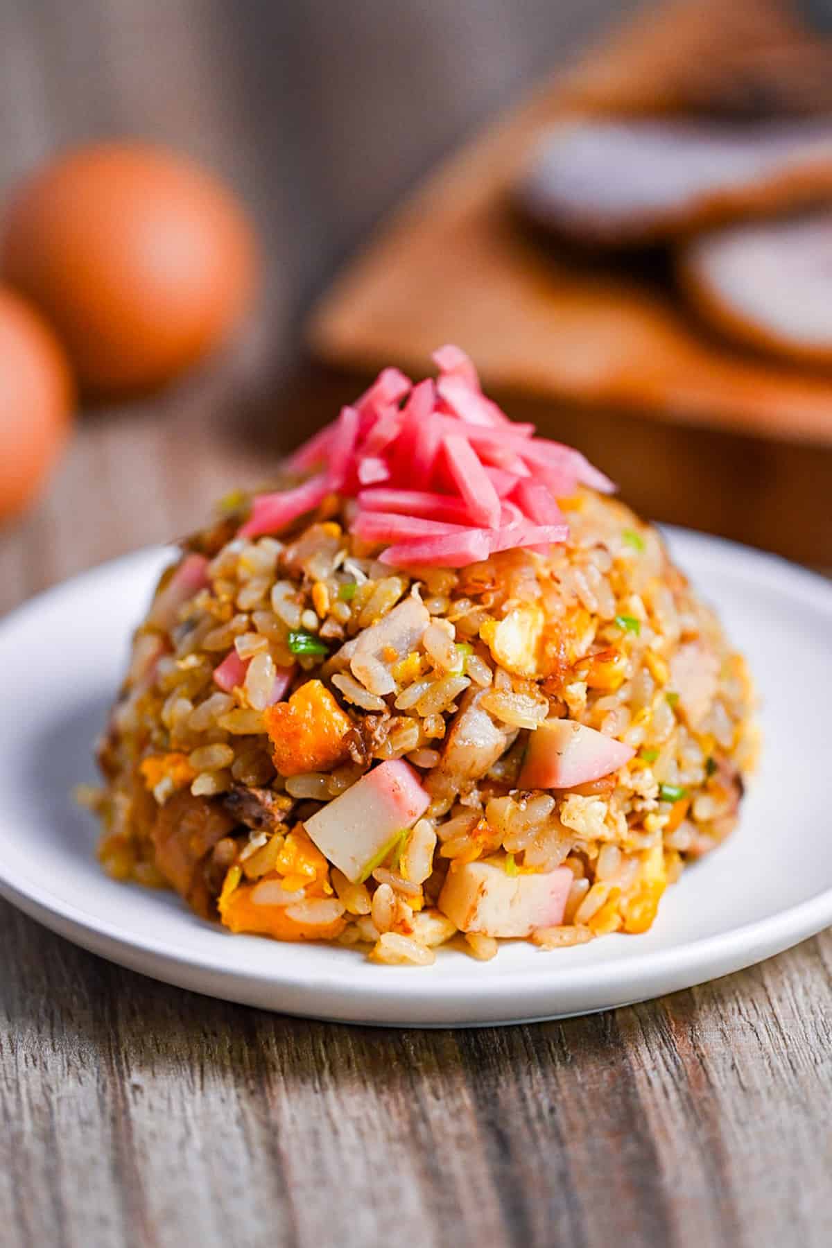 Ramen restaurant-style chahan (fried rice) shaped into a dome and served on a white plate topped with benishoga