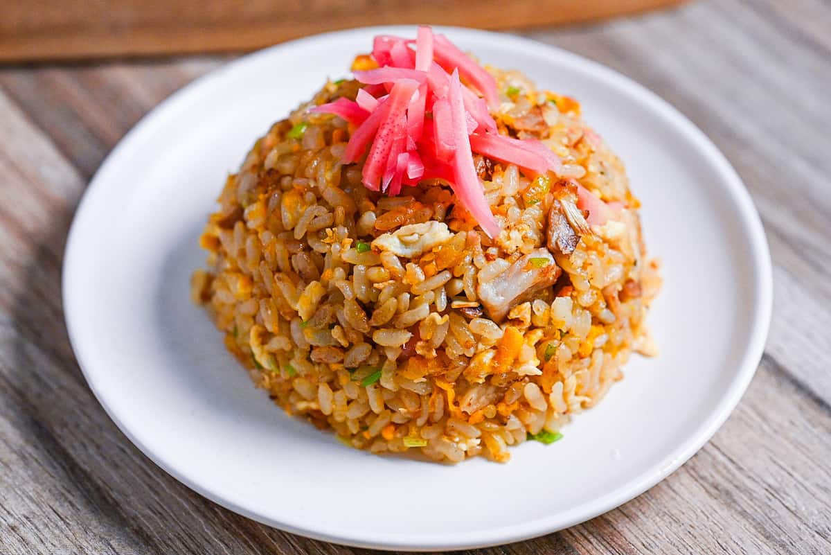 Ramen restaurant-style chahan (fried rice) shaped into a dome and served on a white plate topped with benishoga