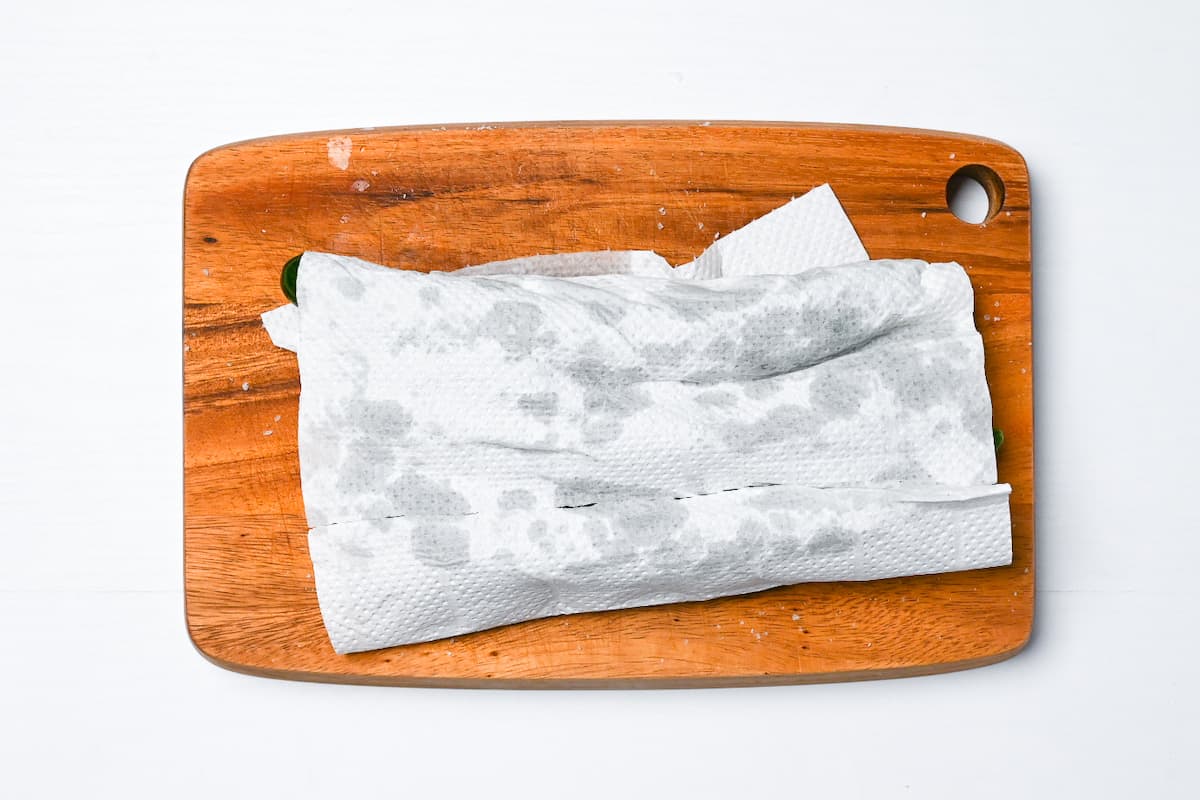 Drying cucumber with kitchen paper