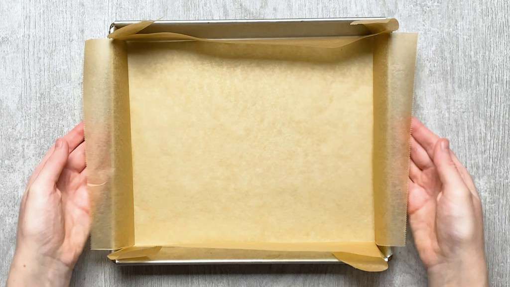 Lining a roll cake pan with baking paper