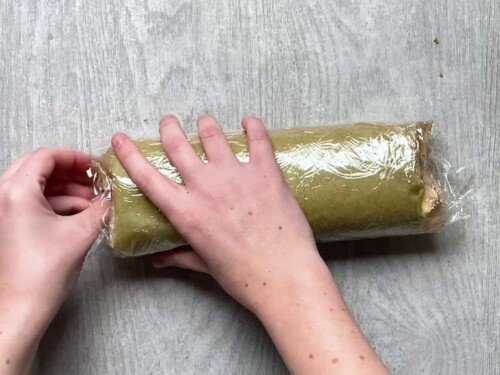 Wrapping roll cake in plastic wrap