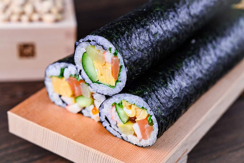 https://sudachirecipes.com/wp-content/uploads/2022/01/ehomaki-sushi-rolls-10.jpg