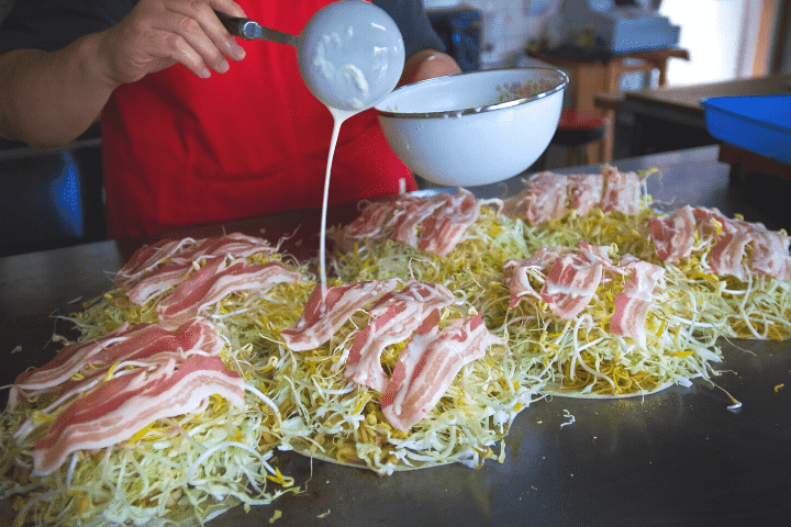 binding hiroshima okonomiyaki with batter