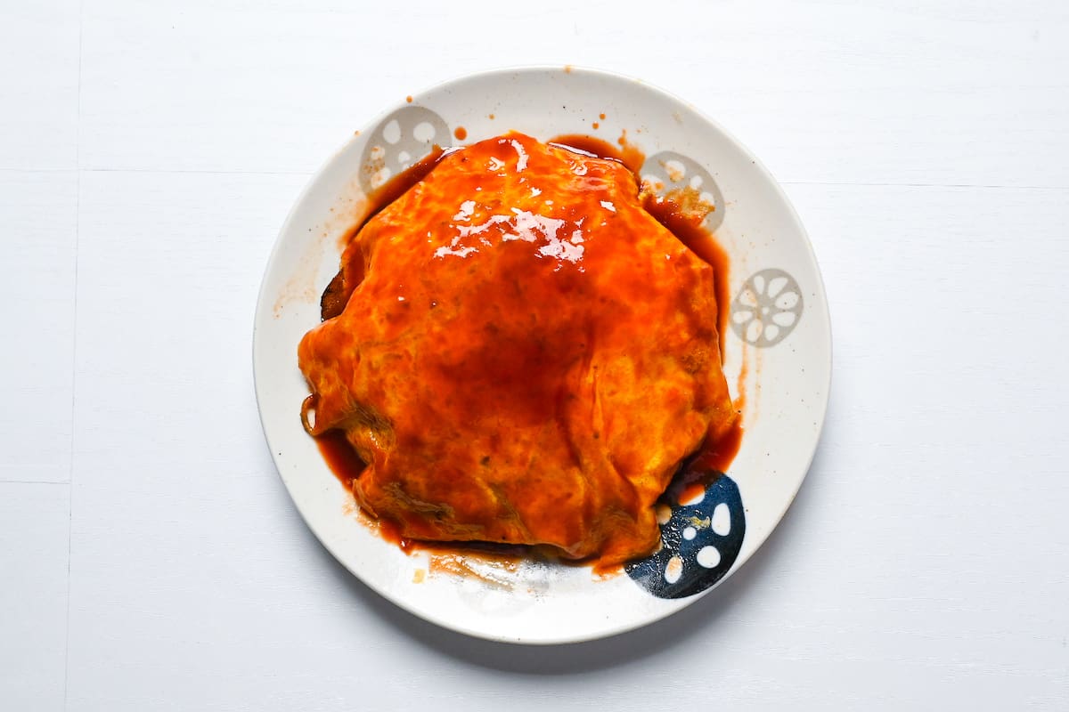 Coating Hiroshima style okonomiyaki with sweet sauce