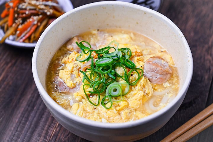 Oyako udon, udon noodles in a light dashi broth with chicken and egg