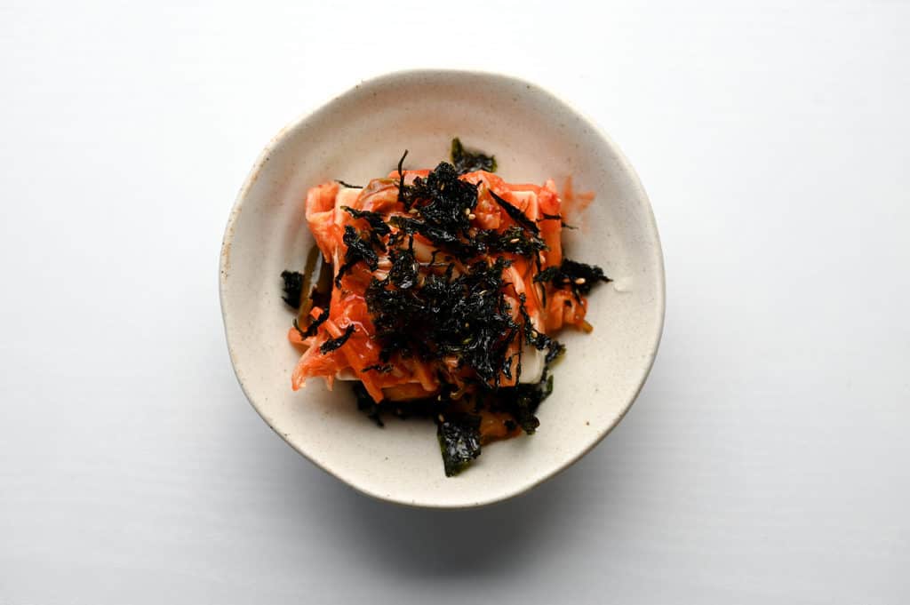 hiyayakko with korean kimchi and seaweed