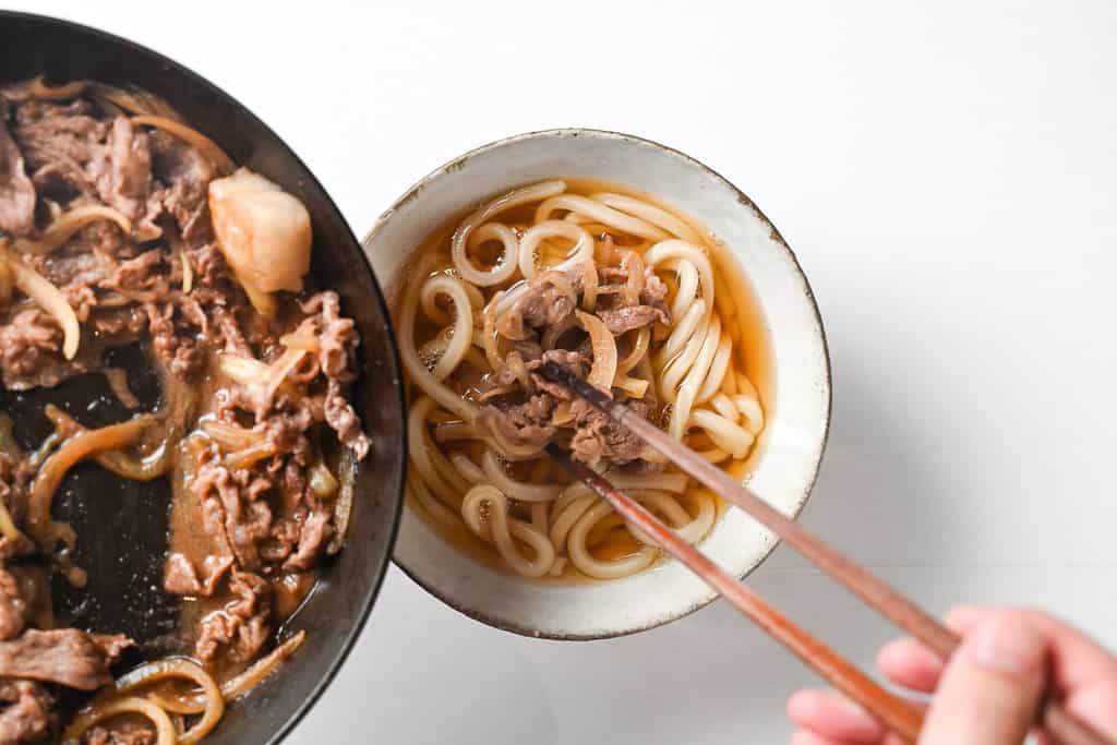 arrange niku udon in bowl