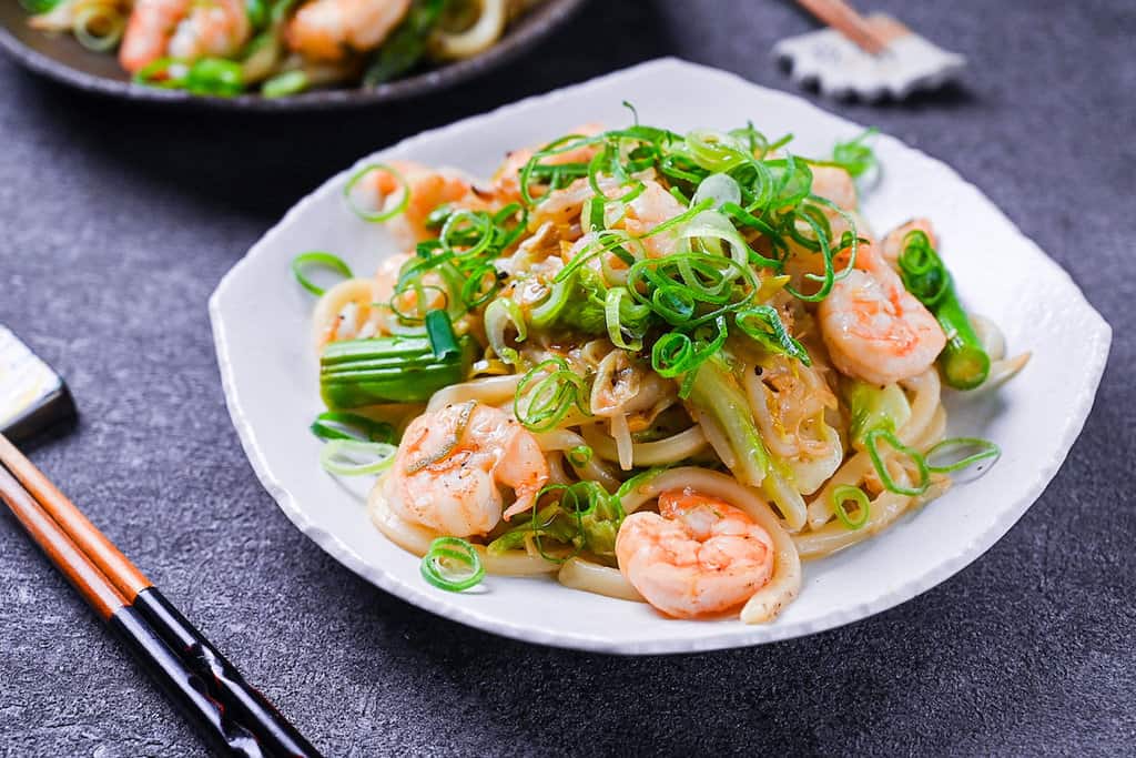 Shrimp yaki udon with salt and lemon sauce