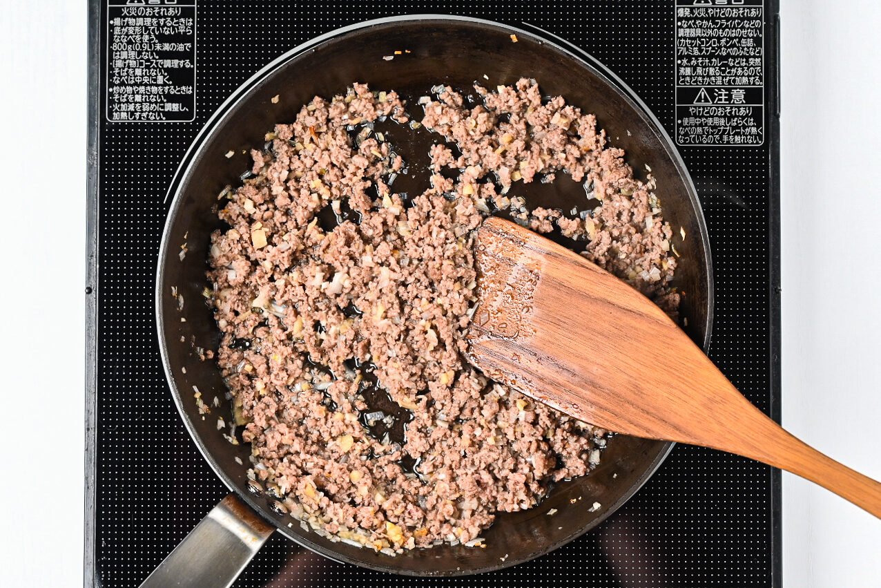 stir frying pork for miso ramen