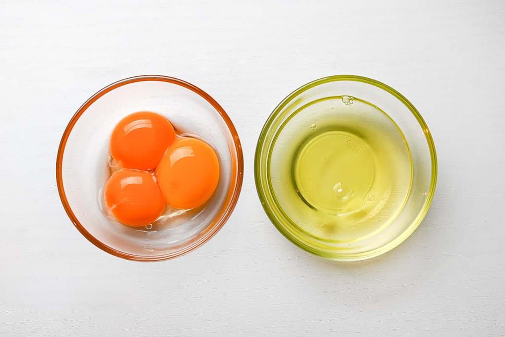 Separating eggs for oyakodon