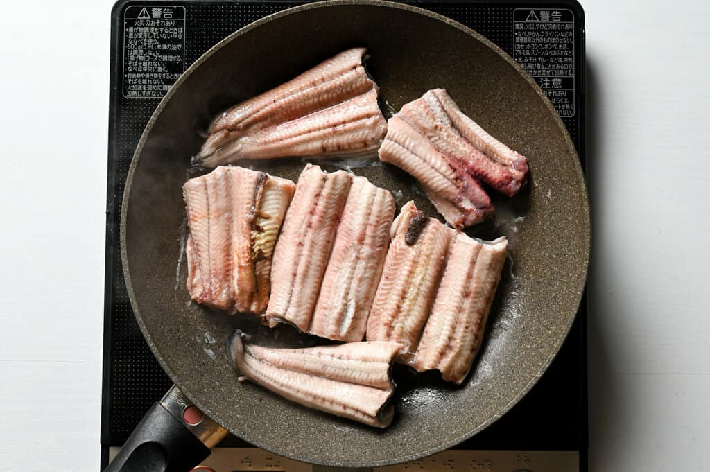 steamed unagi eels in a frying pan