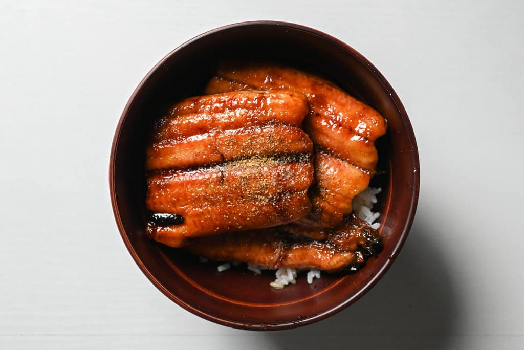 sprinkling sansho for unagi don