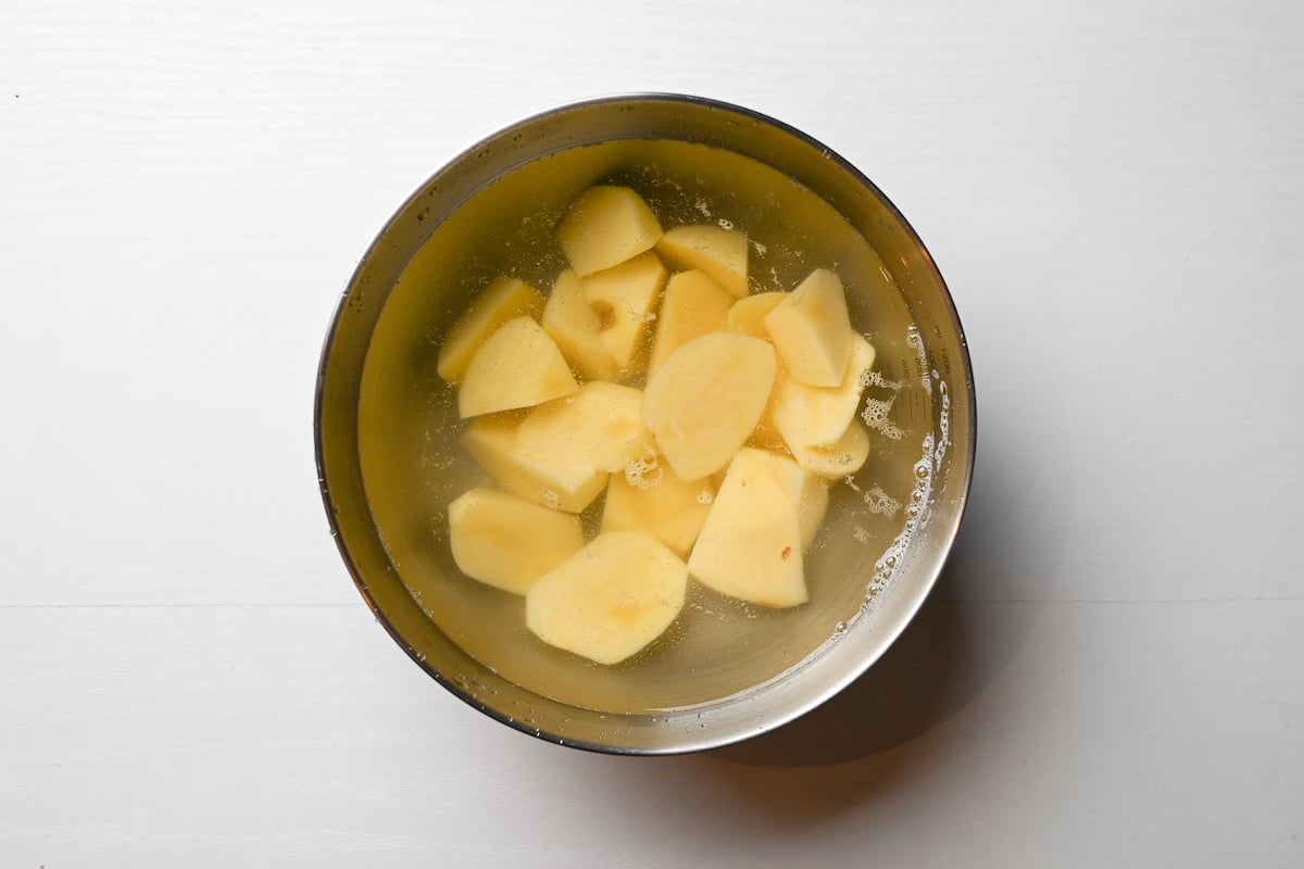Nikujaga: soaking the potatoes