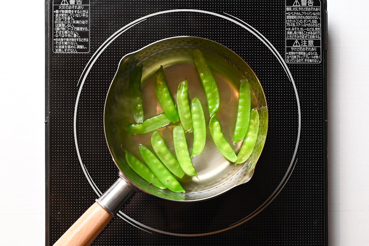 Nikujaga: blanching snowpeas