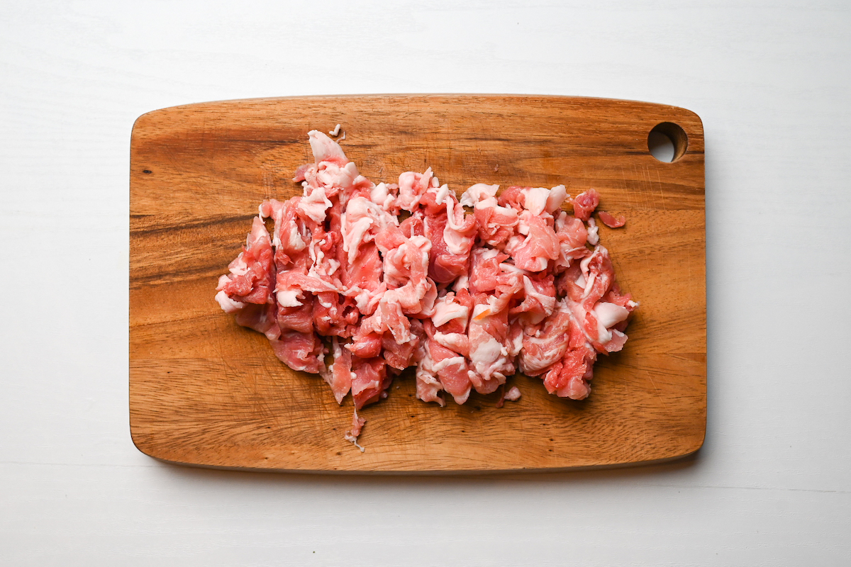 Nikujaga: cut meat on chopping board