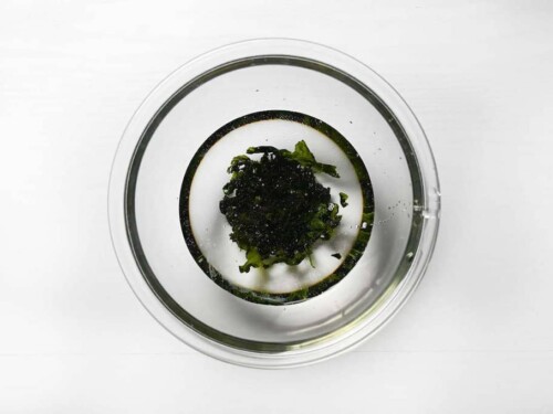 rehydrating wakame seaweed for sunomono