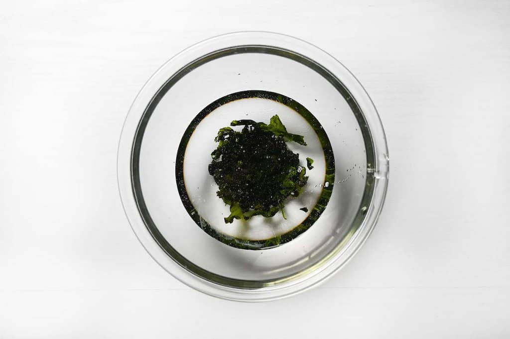 rehydrating wakame seaweed for sunomono