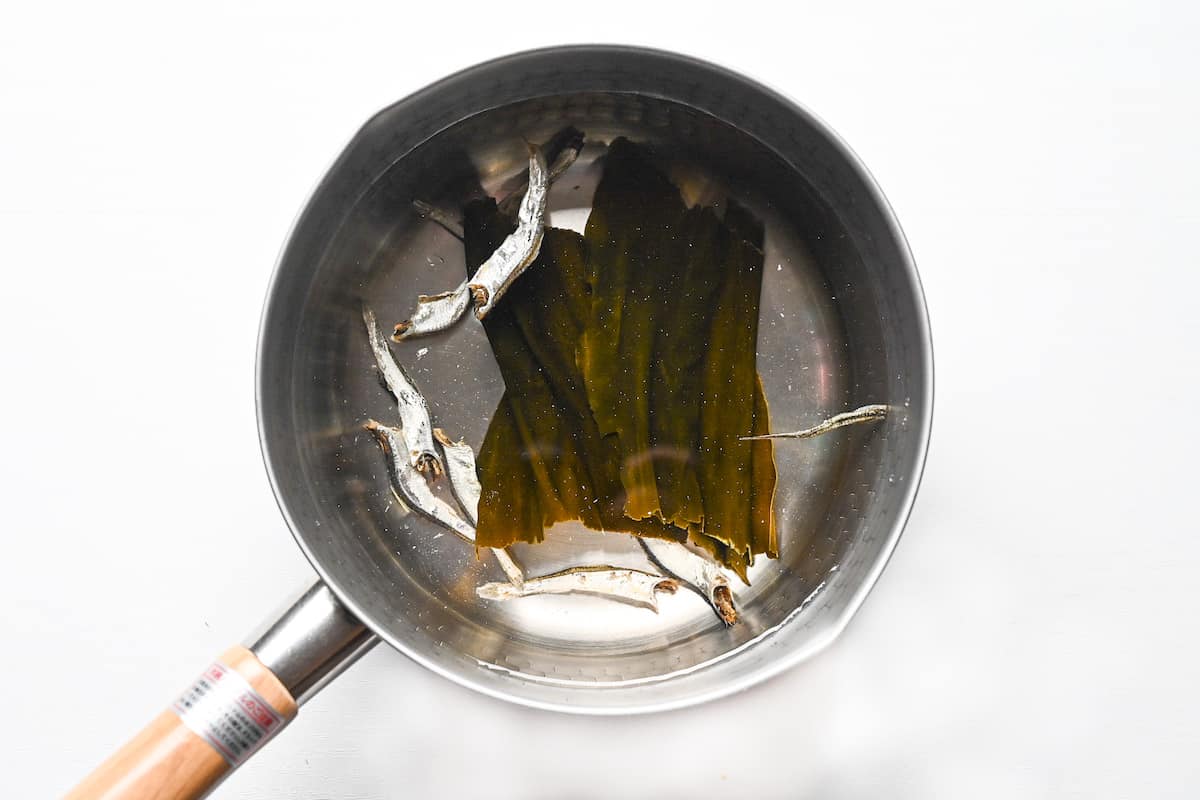 soaking kombu and niboshi in water