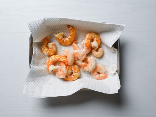 cooked shrimp on kitchen paper