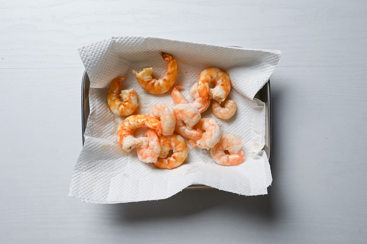 cooked shrimp on kitchen paper