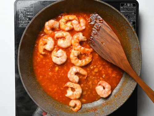 adding the shrimp to the ebi chili sauce